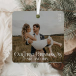 Onze eerste kerst als meneer en mevrouw Typografie Metalen Ornament<br><div class="desc">Vier je eerste vakantie als een getrouwd stel met het Our First Christmas As Mr. and Mrs. Typography Photo Metal Ornament. Met een strak, minimalistisch ontwerp met handgeschreven script belichaamt dit ornament een stijlvol, klassiek vintage kerstgevoel. Het strakke, onbreekbare metaal zorgt voor duurzaamheid en elegantie, waardoor het een geliefde aanvulling...</div>