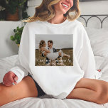 Onze eerste kerst als meneer en mevrouw Typografie T-shirt<br><div class="desc">Vier uw eerste vakantieseizoen samen met ons eerste kerstfeest als Mr. en Mrs Typography Photo T-Shirt. Dit stijlvolle, klassieke ontwerp is voorzien van een schone, minimale typografie met een handgeschreven script dat de essentie van je eerste kerst als een getrouwd stel vastlegt. Met de mogelijkheid om het shirt aan te...</div>