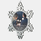 Onze eerste kerst als mevrouw. & Mr Wedding Foto Tin Sneeuwvlok Ornament (Rechts)