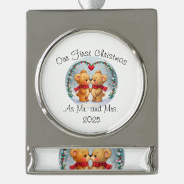 Onze eerste kerst als mijnheer en mevrouw – 2025 verzilverd banner ornament