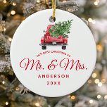 Onze eerste kerst als Mr. en mevrouw  Truck Keramisch Ornament<br><div class="desc">Onze eerste kerst als Mr. en mevrouw  Truck Ceramic Ornament. Dit ontwerp is voorzien van een waterverf  rode vrachtwagen met een kerstboom.</div>
