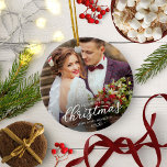 Onze eerste kerst als Mr en Mrs 2024 White Font Keramisch Ornament<br><div class="desc">Omarm het plezier van je eerste kerst als een getrouwd stel met ons prachtige ornament. Personaliseer het met uw favoriete bruiloft afbeelding en speciale details.</div>