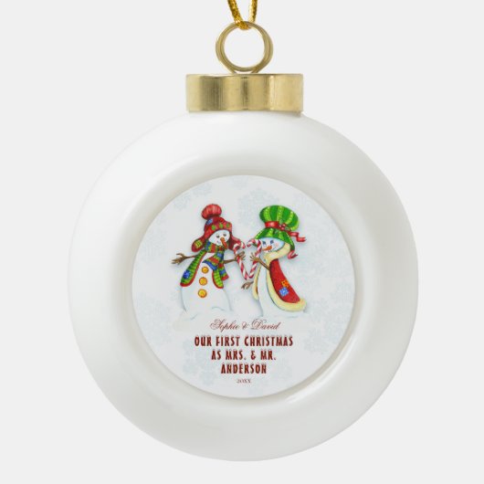 Onze eerste kerst als Mr. & Mrs Cute Snowman Keramische Bal Ornament (Voorkant)
