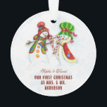 Onze eerste kerst als Mr. & Mrs Cute Snowman Ornament<br><div class="desc">Cute and Romantic design met ONZE EERSTE CHRISTMAS-typografie,  schattige waterverf Snowmans (He & she) op een witte achtergrond met blauwe sneeuwvlokken. Het gebruik personaliseert hulpmiddel om uw info toe te voegen. Ga naar mijn droomkerstCollectie voor meer overeenkomende objecten.</div>