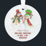 Onze eerste kerst als Mr. & Mrs Cute Snowman Ornament<br><div class="desc">Cute and Romantic design met ONZE EERSTE CHRISTMAS-typografie,  schattige waterverf Snowmans (He & she) op een witte achtergrond met blauwe sneeuwvlokken. Het gebruik personaliseert hulpmiddel om uw info toe te voegen. Ga naar mijn droomkerstCollectie voor meer overeenkomende objecten.</div>