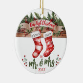 Onze eerste kerst als Mr & Mrs Married Stockings Keramisch Ornament (Rechts)