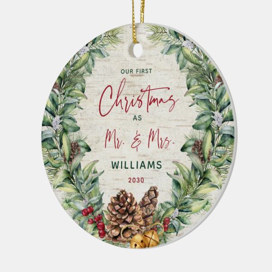 Onze eerste kerst als Mr. & Mrs. Pine Wreath Birch Keramisch Ornament (Links)