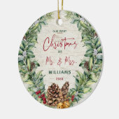 Onze eerste kerst als Mr. & Mrs. Pine Wreath Birch Keramisch Ornament (Links)