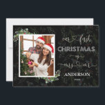 Onze eerste kerst als Mr & Mrs Script Foto Kaart<br><div class="desc">Charmant design met eigentijdse en bijzondere "onze eerste kerst als mevrouw en meneer",  waterverf kerstarrangement (hulstbessen,  maretak,  eucalyptusbladeren",  uw foto met een wit lijst,  op een wintergroen en bessen achtergrond. Gebruik de tool Personaliseren om uw informatie en uw foto toe te voegen.</div>