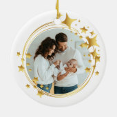 Onze eerste kerst als | Nieuwe Baby Photo Gold Sta Keramisch Ornament (Achterkant)
