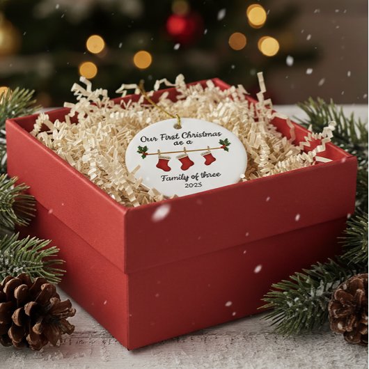 Onze eerste kerst - familie van drie kousen 2025 keramisch ornament