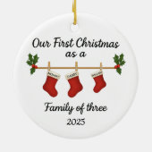 Onze eerste kerst - familie van drie kousen 2025 keramisch ornament (Achterkant)