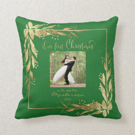 Onze eerste kerst foto gouden krans op groen kussen