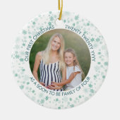 Onze eerste kerst | Foto Greem Ditsy Snowflake Keramisch Ornament (Voorkant)