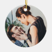 Onze eerste kerst | Gepersonaliseerde foto Keramisch Ornament (Voorkant)