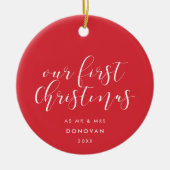 Onze eerste kerst getrouwd Elegant Rood Keramisch Ornament (Voorkant)