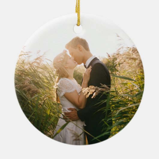 Onze eerste kerst getrouwd Elegant Rood Keramisch Ornament (Achterkant)