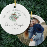 Onze eerste kerst getrouwd eucalyptus foto keramisch ornament<br><div class="desc">Vier uw eerste Kerstmis Getrouwd met onze voortreffelijke "Onze Eerste Kerstmis Getrouwd Minimalistische Eucalyptus met Foto op Terug Keramisch Ornament. Dit ornament is een prachtige mix van eenvoud en sentimentaliteit, met een ongerepte witte keramische achtergrond versierd met charmante handgetekende kerstboomillustraties. Het voegt een vleugje elegantie en nostalgie toe aan uw...</div>