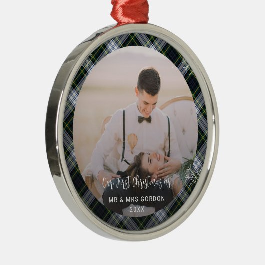 Onze eerste kerst getrouwd foto Plaid Tartan Metalen Ornament (Rechts)