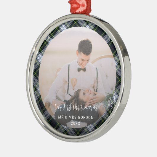 Onze eerste kerst getrouwd foto Plaid Tartan Metalen Ornament (Links)