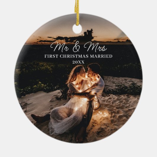 Onze eerste kerst getrouwd Mr. & Mrs. Paar Foto Keramisch Ornament (Achterkant)