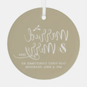 Onze eerste kerst getrouwd vrolijk neutraal beige glas ornament (Achterkant)