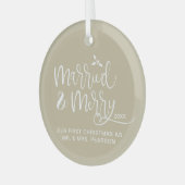 Onze eerste kerst getrouwd vrolijk neutraal beige glas ornament (Voorkant links)