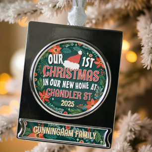 Onze eerste kerst in ons nieuwe huis Bold Krans Verzilverd Banner Ornament