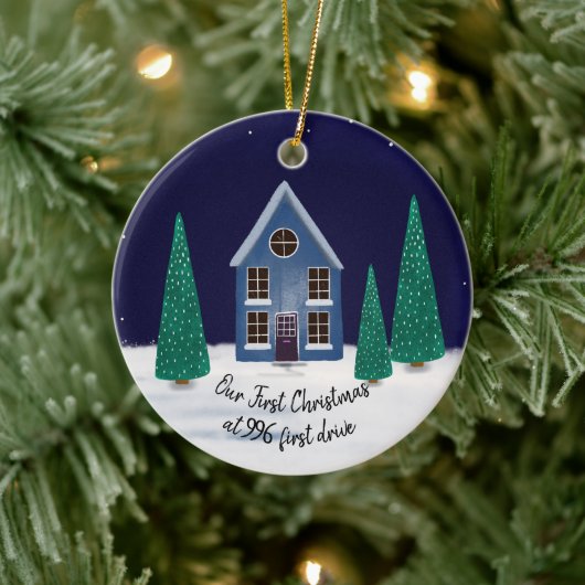 onze eerste kerst in onze nieuwe huisstraat keramisch ornament (Boom)