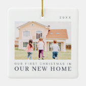Onze eerste kerst in onze nieuwe moderne thuisarch keramisch ornament (Achterkant)