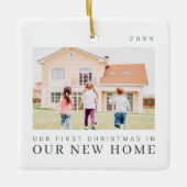 Onze eerste kerst in onze nieuwe moderne thuisarch keramisch ornament (Voorkant)