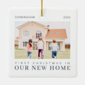Onze eerste kerst in onze nieuwe moderne thuisarch keramisch ornament (Achterkant)
