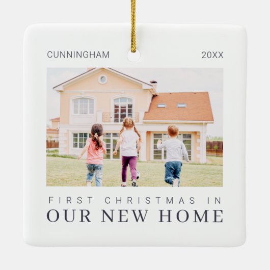 Onze eerste kerst in onze nieuwe moderne thuisarch keramisch ornament (Achterkant)