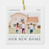 Onze eerste kerst in onze nieuwe moderne thuisarch keramisch ornament (Voorkant)