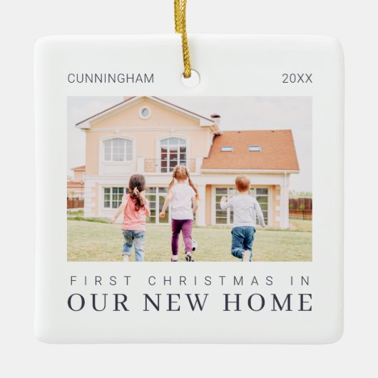Onze eerste kerst in onze nieuwe moderne thuisarch keramisch ornament (Voorkant)