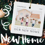 Onze eerste kerst in onze nieuwe moderne thuisarch keramisch ornament<br><div class="desc">Het ontwerp is samengesteld uit moderne chic typografie met sans serif en serif doopvont. Voeg een aangepaste foto van familie en nieuw thuis en jaar toe.</div>