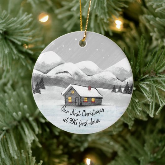 onze eerste kerst in onze nieuwe thuisblokhut keramisch ornament (Boom)