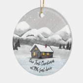 onze eerste kerst in onze nieuwe thuisblokhut keramisch ornament (Links)