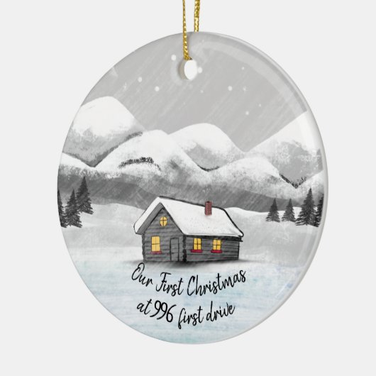onze eerste kerst in onze nieuwe thuisblokhut keramisch ornament (Links)