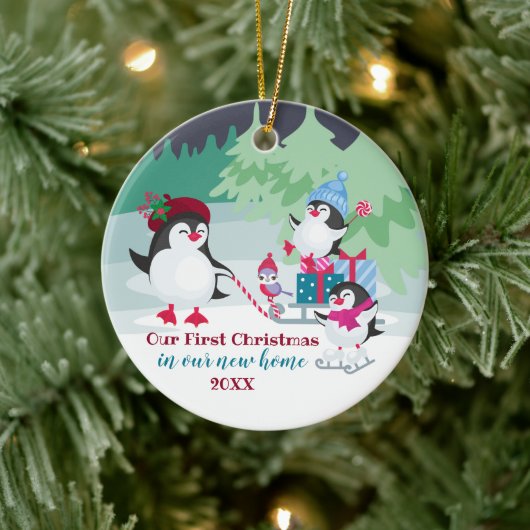 Onze eerste kerst in onze nieuwe thuisklas Penguin Keramisch Ornament (Boom)