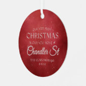 Onze eerste kerst in onze nieuwe thuisvakantie Red Metalen Ornament (Voorkant links)