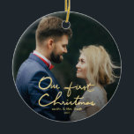 Onze eerste kerst | Kerstmis met handschrift Keramisch Ornament<br><div class="desc">Een mooi kerstcadeau voor nieuwigheden. Dit vakantieseizoen stuurt deze mooie foto-kerstversiering naar nieuwjaarsfeeds om hun bruiloft te herdenken. Het ornament is voorzien van " Ons eerste kerstfeest " in een prachtig handgeschreven faux gouden lettertype met ruimte voor één foto. Personaliseer het ornament door de foto's en de tekst te vervangen....</div>