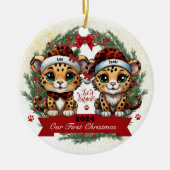 Onze eerste kerst luipaard spot dierenprint 🐾🐆 keramisch ornament (Voorkant)