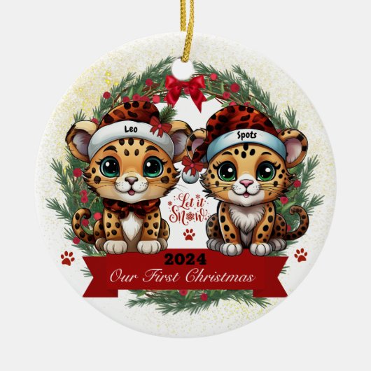 Onze eerste kerst luipaard spot dierenprint 🐾🐆 keramisch ornament (Voorkant)