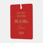 Onze eerste kerst meneer en mevrouw rood en goud f metalen ornament (Voorkant links)