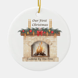 Onze eerste kerst met een open haard op een keramisch ornament