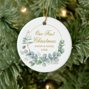 Onze eerste kerst met eucalyptus laat goud over keramisch ornament