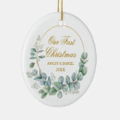 Onze eerste kerst met eucalyptus laat goud over keramisch ornament (Rechts)