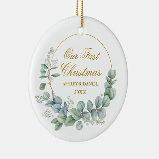 Onze eerste kerst met eucalyptus laat goud over keramisch ornament (Rechts)