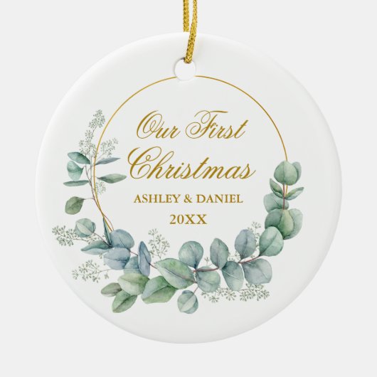 Onze eerste kerst met eucalyptus laat goud over keramisch ornament (Voorkant)